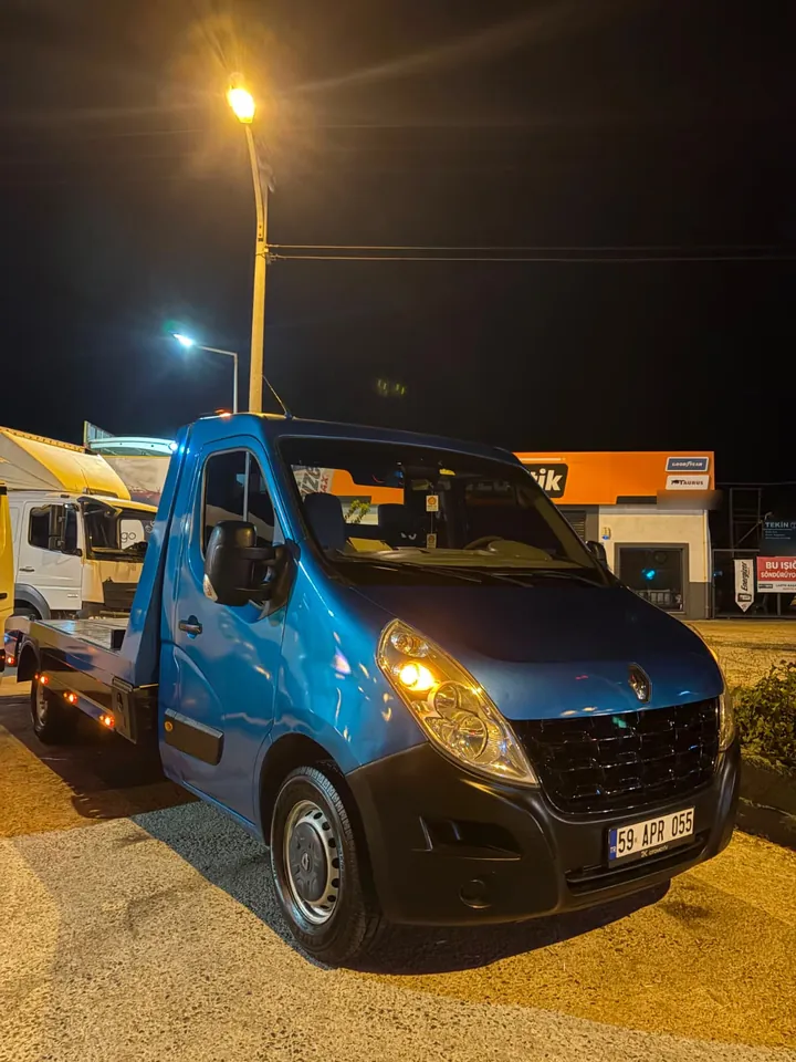 Gece sokak lambası altında hizmete hazır platformlu çekici