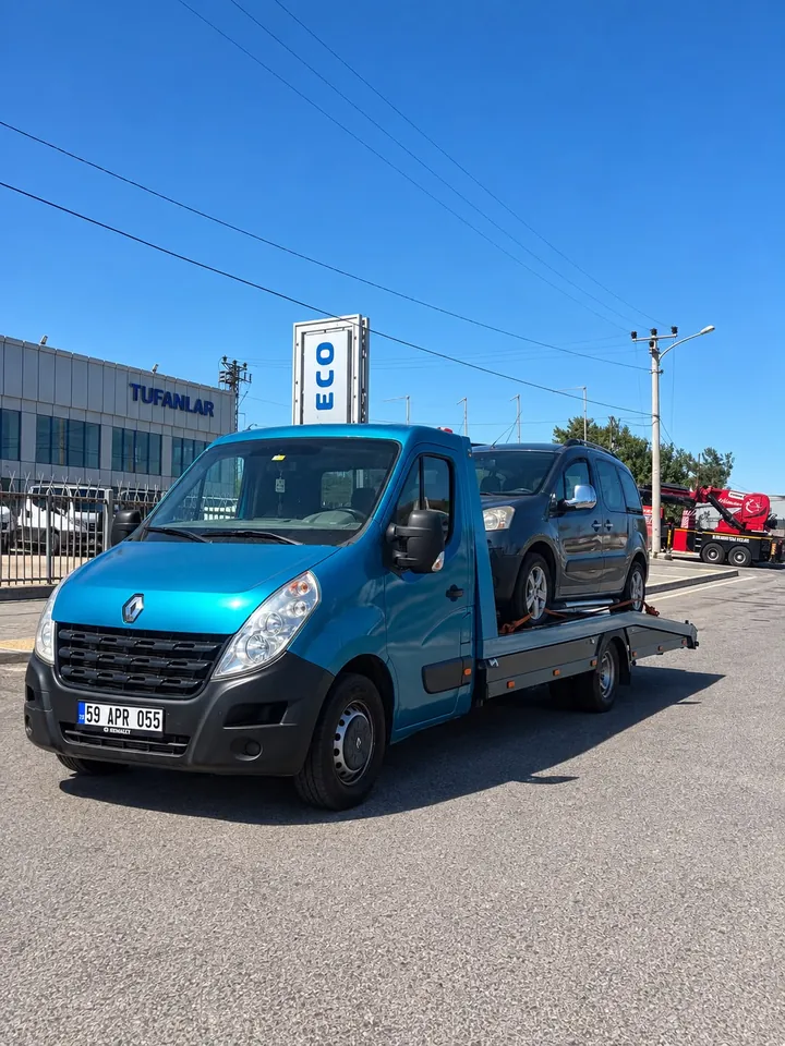 Sanayi bölgesinde hafif ticari aracı taşıyan platformlu çekici